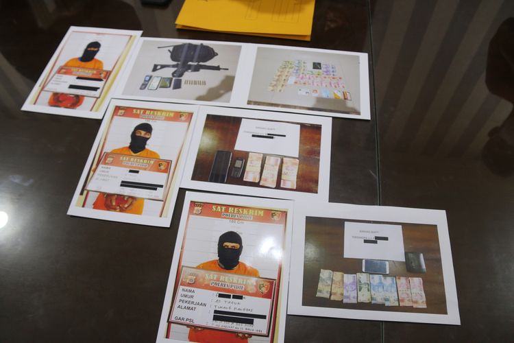 Kombes Pol Winardy, Kabid Humas Polda Aceh, memperlihatkan foto tiga tersangka Penembak Komandan BAIS dan barang bukti,  Minggu 31/10/2021
