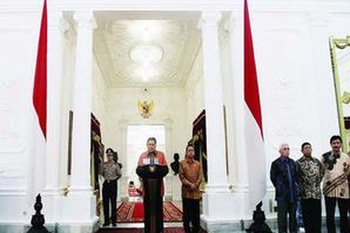 Presiden Susilo Bambang Yudhoyono, didampingi Wakil Presiden Boediono, mengumumkan susunan Kabinet Indonesia Bersatu II periode 2009-2014 di Istana Merdeka, Jakarta, Rabu (21/10) malam.