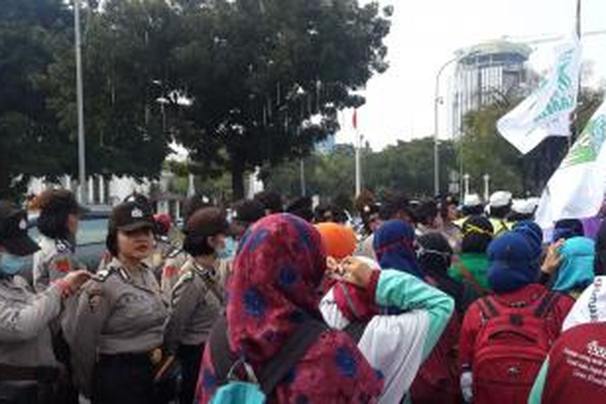 Polwan cantik ikut amankan aksi unjuk rasa di depan Istana Negara, Jakarta, Kamis (21/5/2015).