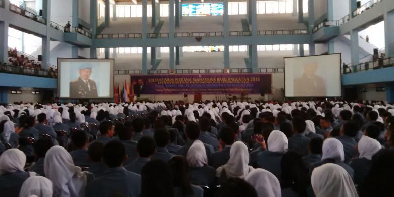 Ribuan mahasiswa baru, angkatan 2015, Universitas Pendidikan Indonesia (UPI) sedang mengikuti kuliah dari Presiden keenam Republik Indonesia, Susilo Bambang Yudhoyono (SBY) di Aula Gymnasium, Kampus UPI, Jalan Setiabudi, Bandung, Jawa Barat, Rabu (2/9/2015). 