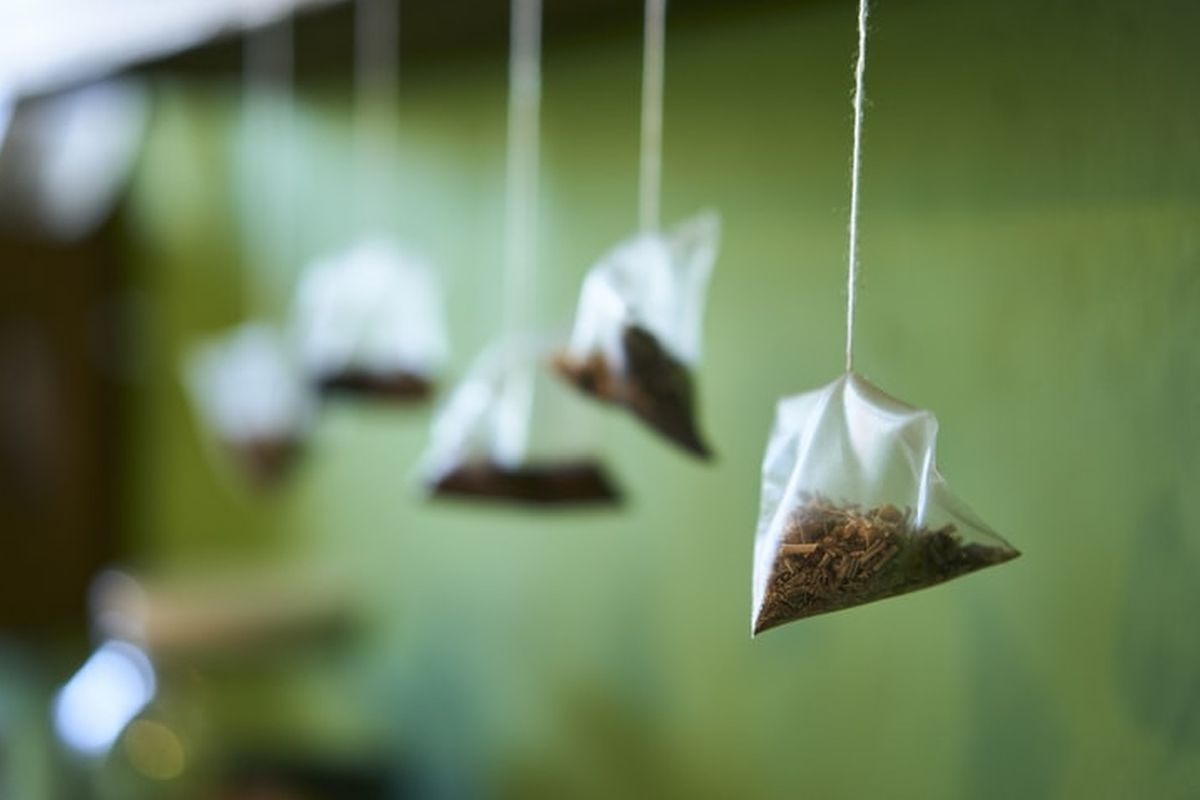 Kantong teh celup bekas dapat digantung dan menjadi penyegar udara alami.