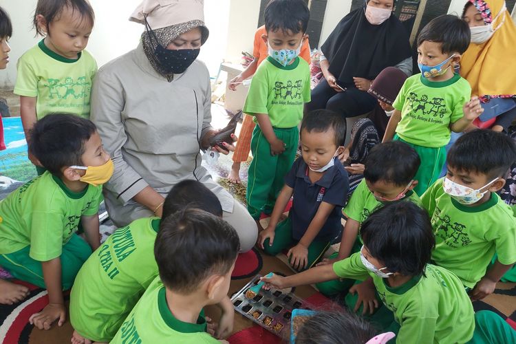 Siswa taman kanak-kanak belajar membuat cokelat tempe di Desa Wisata Tingkir Lor Kota Salatiga