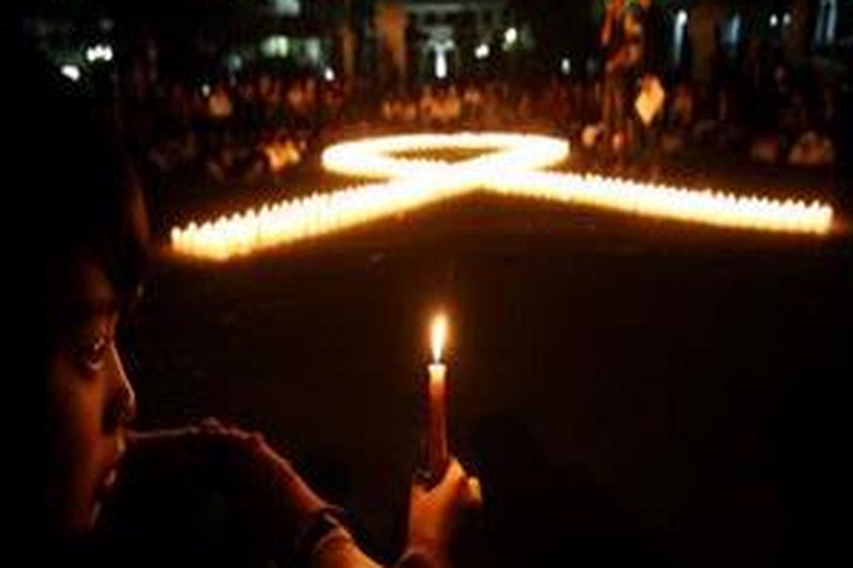 Dalam rangka menyambut Hari Aids yang jatuh pada tanggal 1 Desember, Forum Mahasiswa Keperawatan (Formakep) se-Jabar - Banten menyalakan 1001 lilin di depan Gedung Sate, Jalan Diponegoro, Bandung, Jawa Barat, Minggu (30/11).