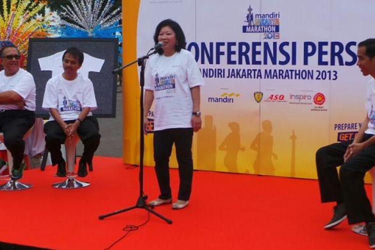 Gubernur DKI Joko Widodo (kanan), Menteri Parekraf Marie Elka Pangestu (tengah), Menpora Roy Suryo dan Wakil Menteri Parekraf (kiri) mengadakan konferensi pers Jakarta Marathon di Monas.