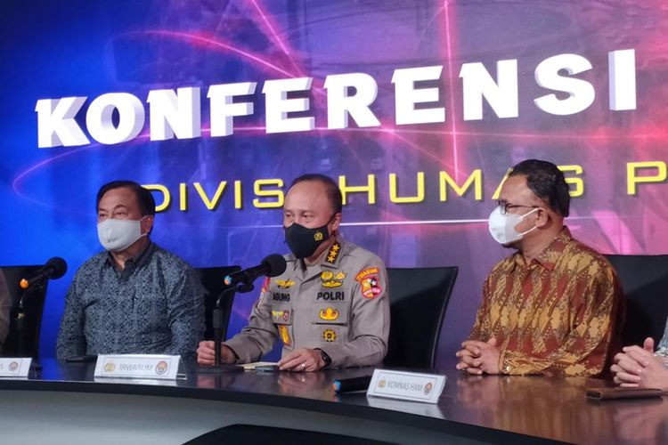 Filed photo of General Supervision Inspectorate chief Commissioner General Agung Budi Maryoto (center) during a press conference at the National Police Headquarters in Jakarta on Wednesday, July 13, 2022. 