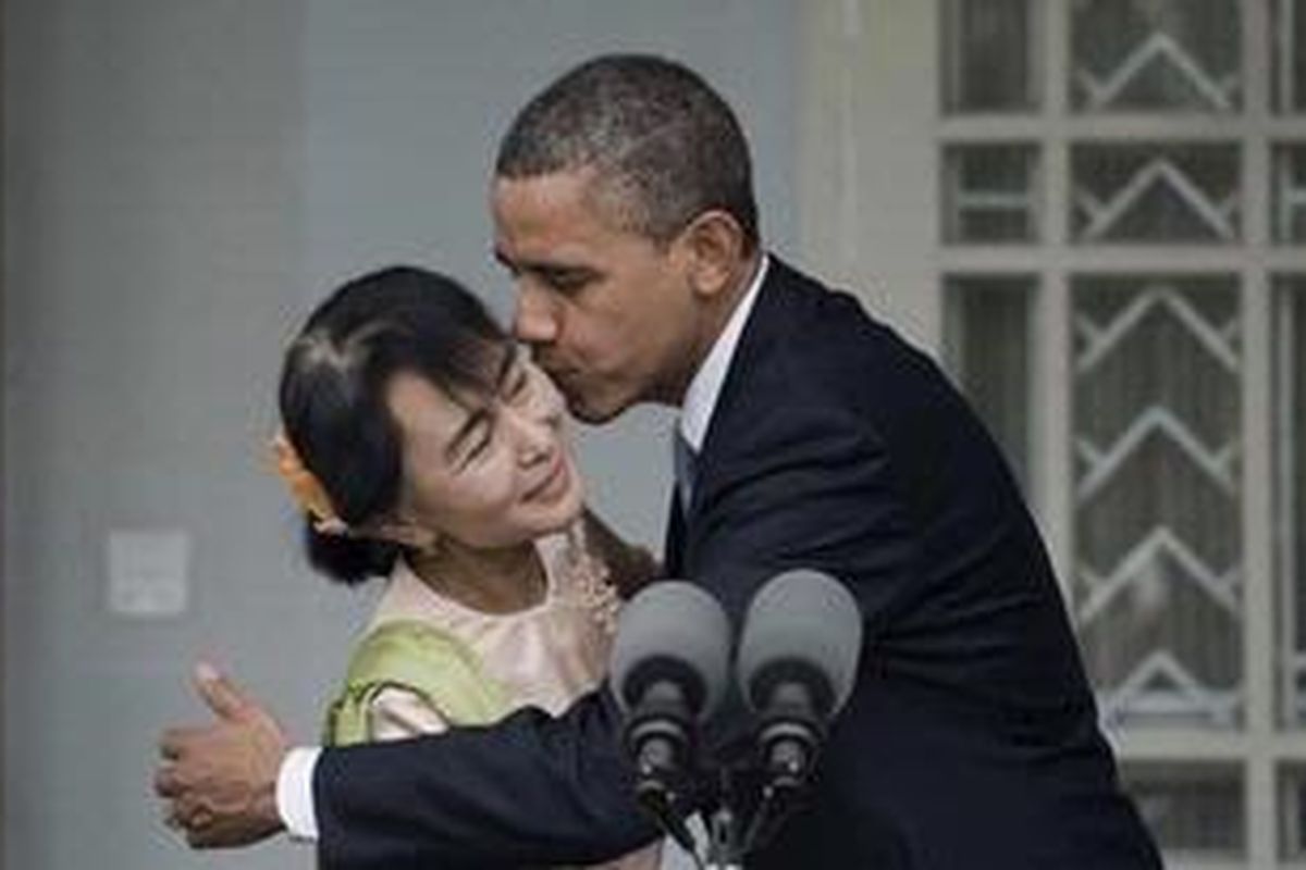 Presiden AS Barack Obama (kanan) mencium tokoh prodemokrasi Myanmar Aung San Suu Kyi (kiri) setelah berbicara dengan media di Yangon, Senin (19/11/2012).