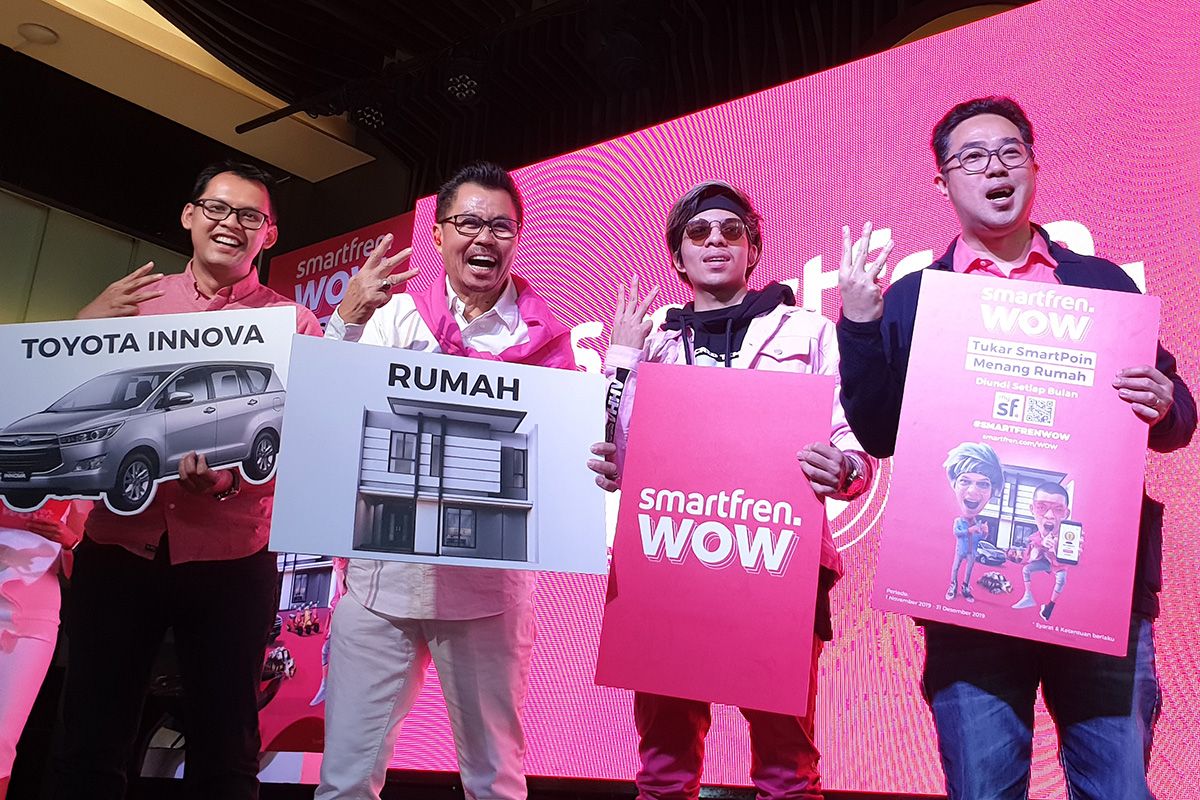 Deputy Ceo Smartfren Djoko Tata Ibrahim, (kedua dari kiri) dalam peluncuran program Smartpoin 2.0 di Jakarta, Rabu (30/10/2019).
