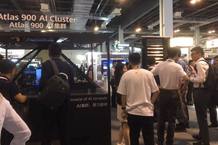 Tampilan Atlas 900 (kanan) dan simulasi virtual Atlas 900 (kiri) di arena pameran Huawei Connect 2019 di Shanghai, China. Gambar diambil pada Kamis (19/9/2019) petang.