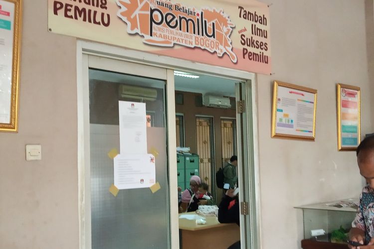 Sejumlah warga mengantrieuntuk mendapatkan formulir A5 di Kantor KPU Cibinong Kabupaten Bogor, Rabu (10/4/2019)