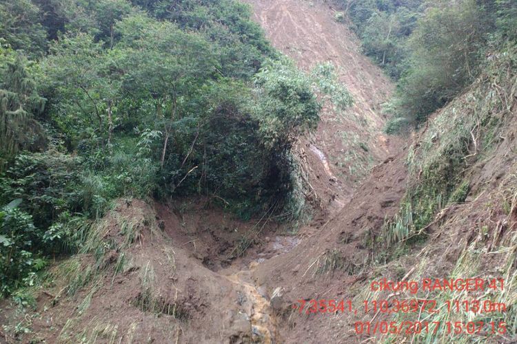 Titik longsor di bukit atas Desa Sambungrejo, Kecamatan Grabag, Kabupaten Magelang, yang diduga memicu banjir bandang, pada Sabtu (29/4/2017).