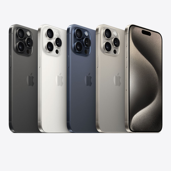 iPhone 15 Pro dan iPhone 15 Pro Max tersedia dalam pilihan warna Natural Titanium, Blue Titanium, White Titanium, Black Titanium.