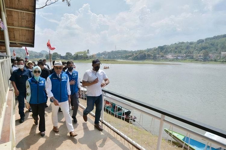 Gubernur Jawa Barat, Ridwan Kamil, meresmikan Situ Ciburuy yang memiliki wajah baru setelah dilaksanakan revitalisasi, Sabtu (13/8/2022).