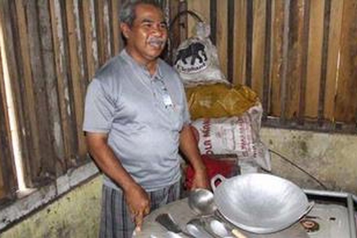 Pak Naji dan perkakas dari besi putih dan aluminium.