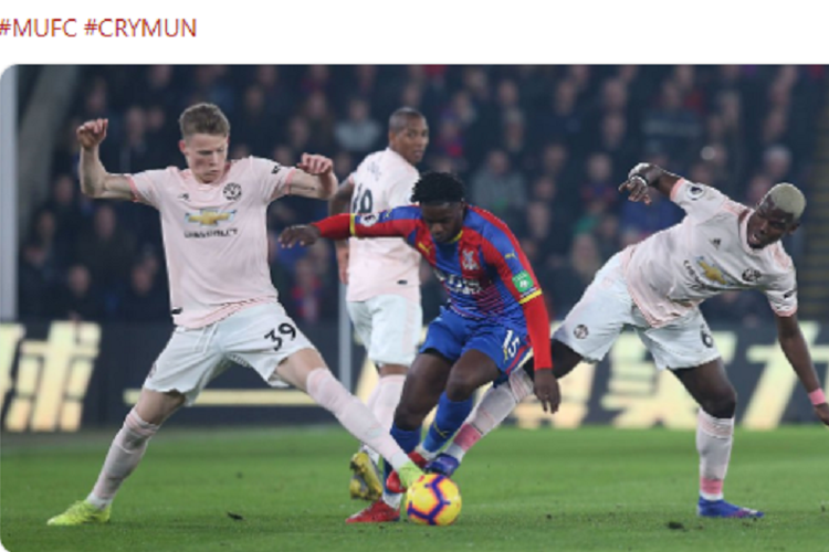 Scott McTominay dan Paul Pogba mencoba menahan laju Jeffrey Schlupp pada pertandingan Crystal Palace vs Manchester United di Selhurst Park dalam lanjutan Liga Inggris, 27 Februari 2019. 