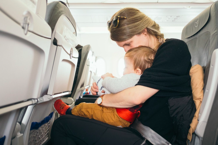 Ilustrasi mudik bersama bayi di pesawat