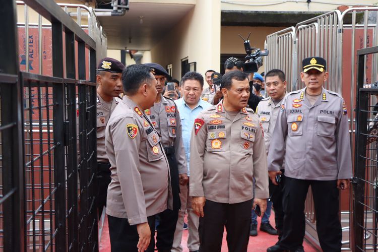 Kapolda Jawa Tengah Irjen Pol Ahmad Luthfi meninjau kandang anjing Unit K9 Sat Samapta Polres Salatiga