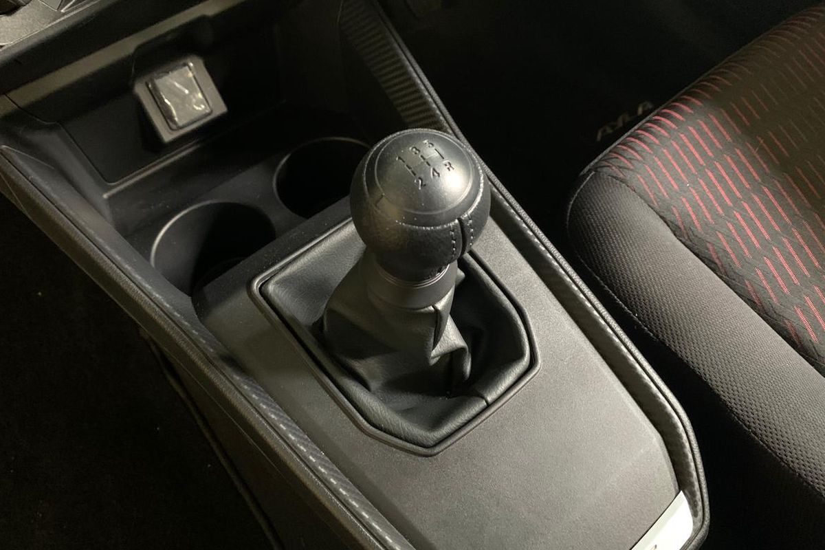 Transmisi manual pada Daihatsu Ayla 1.0 X MT ADS