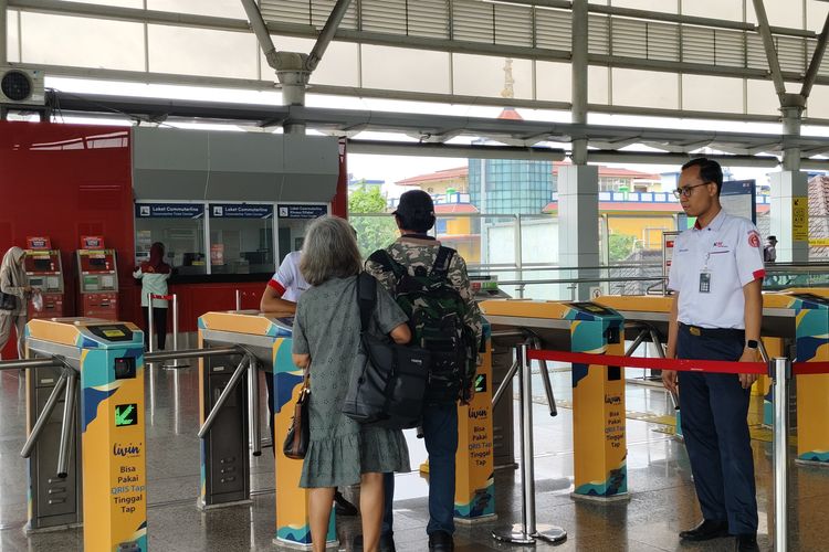 Calon penumpang tapi out di gate keluar Stasiun Jatinegara, Kamis (18/12/2025). 