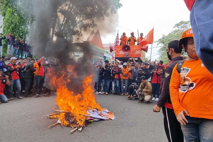 Buruh melakukan aksi demo di kantor Gubernur Sumatera Selatan dengan membakar keranda mayat lantaran menolak kenaikan UMP sebesar Rp 52.000