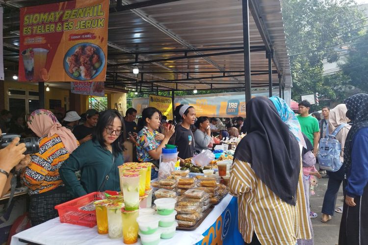 Suasana Pasar Takjil Bendungan Hilir, Tanah Abang, Jakarta Pusat, Selasa (12/3/2023) 