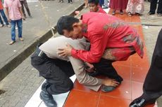 Anak Pemecah Batu Menangis Cium Kaki Ayah setelah Resmi Dilantik Jadi Polisi