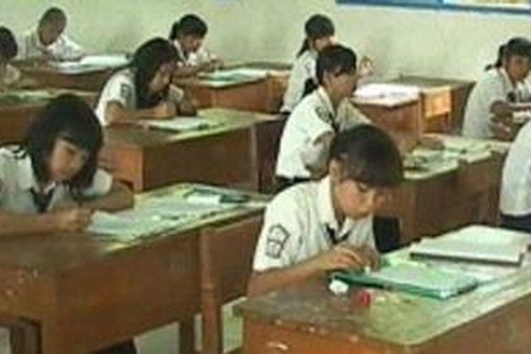 Praktik kecurangan ujian berupa contek-contekan dan buka catatan mewarnai pelaksanaan ujian nasional tingkat SMP di Polewali Mandar, Senin (25/4/2011).