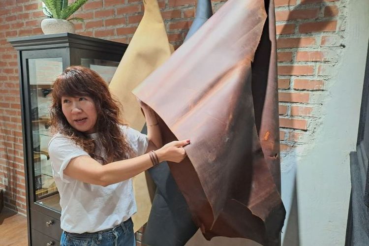 Managing Director Red Wing Asia Yuki Kobayashi memperlihatkan lembaran kulit sapi asli, bahan utama pembuatan sepatu Red Wing.