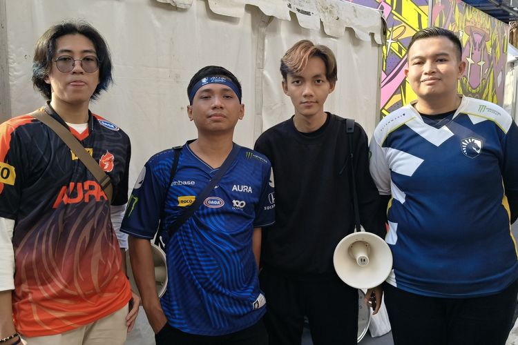 Jora (kedua dari kiri) dan teman-temannya dari Jakarta yang dukung Team Liquid ID di Eldorado Dome, Bandung, Jawa Barat, Minggu (27/10/2024).