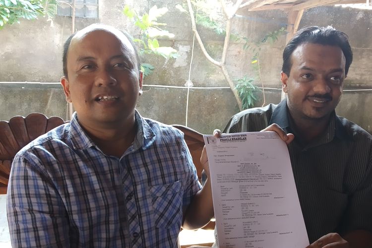 Kuasa hukum warga Solo Arif Sahudi menunjukkan surat gugatannya terhadap wali kota Surakarta terkait pembangunan Pasar Klewer sisi timur yang tak kunjung dibangun di Solo, Jawa Tengah, Selasa (11/6/2019).