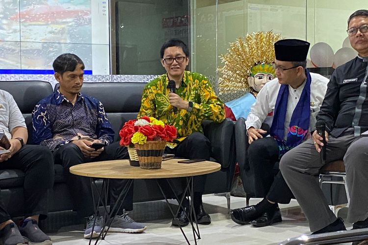 Peneliti Ahli Utama Pusat Riset Oseanografi Badan Riset dan Inovasi Nasional (BRIN), Muhammad Reza Cordova (tengah) menjelaskan soal mikroplastik pada hujan, Jumat (24/10/2025). 