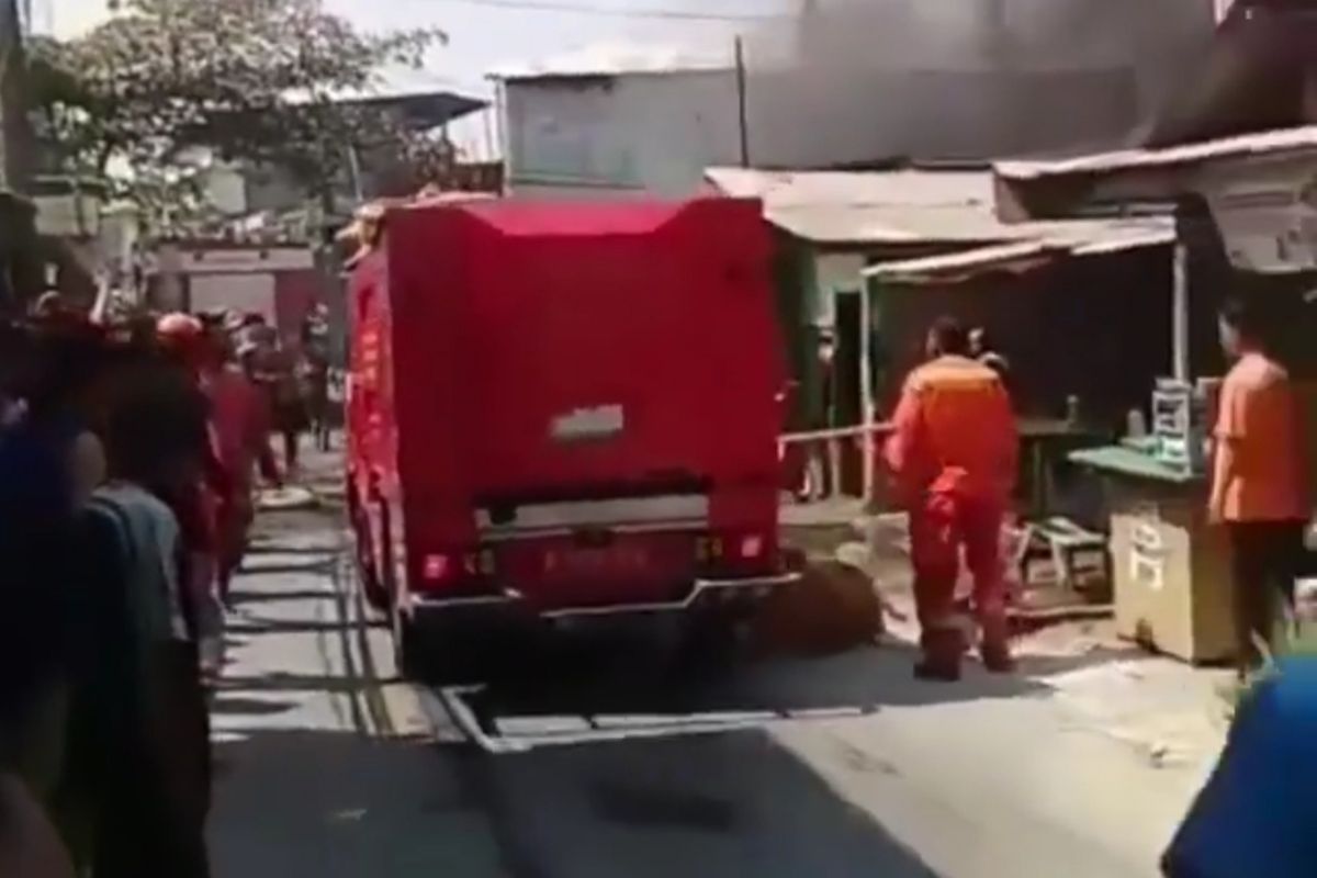 Petugas pemadam kebakaran yang terjatuh dan terlindas mobil pemadam saat hendak memadamkan api di Pabrik Kerupuk, Tegal Alur, Kalideres, Jakarta Barat, Selasa (10/9/2019)