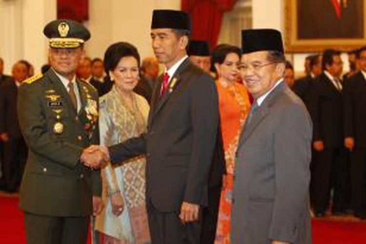 Presiden Joko Widodo (tengah) didampingi Wakil Presiden Jusuf Kalla bersalaman dengan Panglima TNI Jenderal Gatot Nurmantyo usai pelantikan di Istana Negara, Jakarta, Rabu (8/7/2015). Presiden Joko Widodo melantik Sutiyoso sebagai Kepala BIN menggantikan Marciano Norman sedangkan Gatot Nurmantyo dilantik sebagai Panglima TNI menggantikan Jenderal Moeldoko.