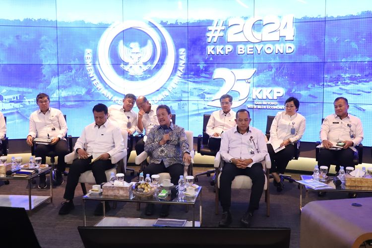 Menteri Kelautan dan Perikangan (KP) Trenggono menghadiri konferensi pers Outlook dan Program Prioritas Sektor Kelautan dan Perikanan 2024 di Ruang Command Center Kementerian KP, Jakarta Pusat, Rabu (10/1/2024).