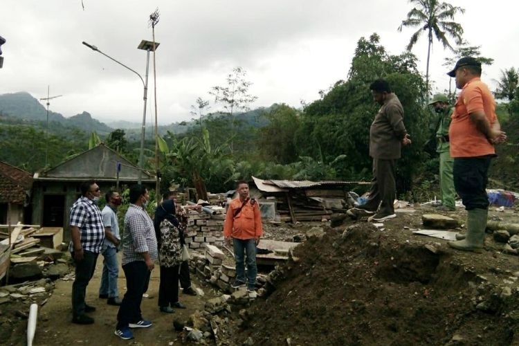 Rumah rusak akibat pergerakan tanah di Kecamatan Pagentan, Kabupaten Banjarnegara, Jawa Tengah.