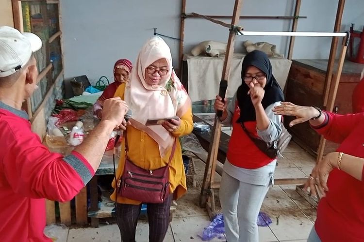 Saat pedagang Pasar Tambak Lorok Semarang bernyanyi mengumpulkan uang untuk anak yatim