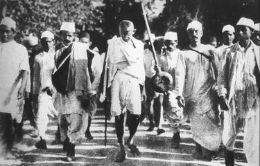 Mahatma Gandhi saat memimpin 'long march' menentang monopoli garam yang diberlakukan pemerintah kolonial Inggris.