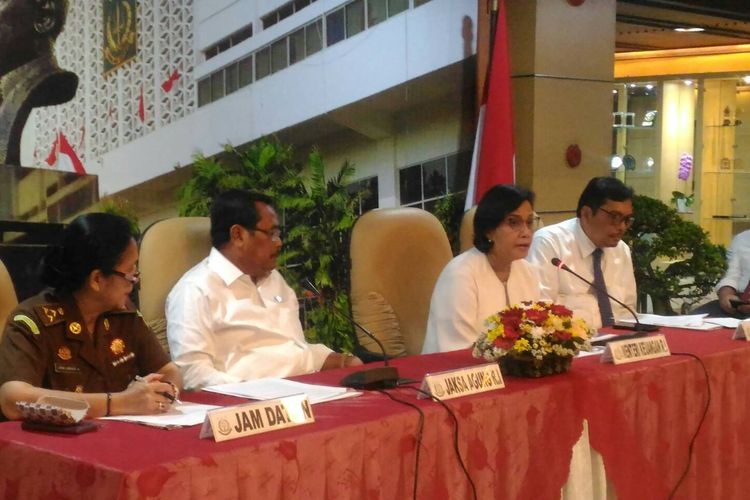 Jaksa Agung HM Prasetyo bersama Menteri Keuangan RI Sri Mulyani di kantor Kejaksaan Agung, Jakarta Selatan, Senin (1/4/2019).