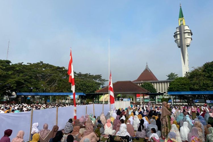 Jamaah memadati Alun-alun Rangkasbitung saat kegiatan salat Idul Fitri, Senin (2/5/2022).