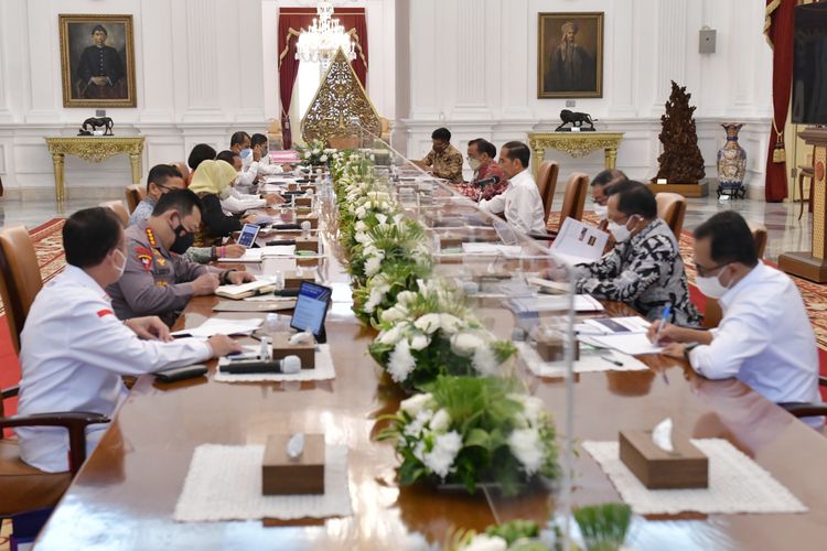 Presiden Joko Widodo (Jokowi) memimpin Rapat Terbatas (Ratas) untuk membahas progres penyelenggaraan Piala Dunia U20 2023 di Istana Merdeka, Jakarta, Kamis (8/9/2022).
