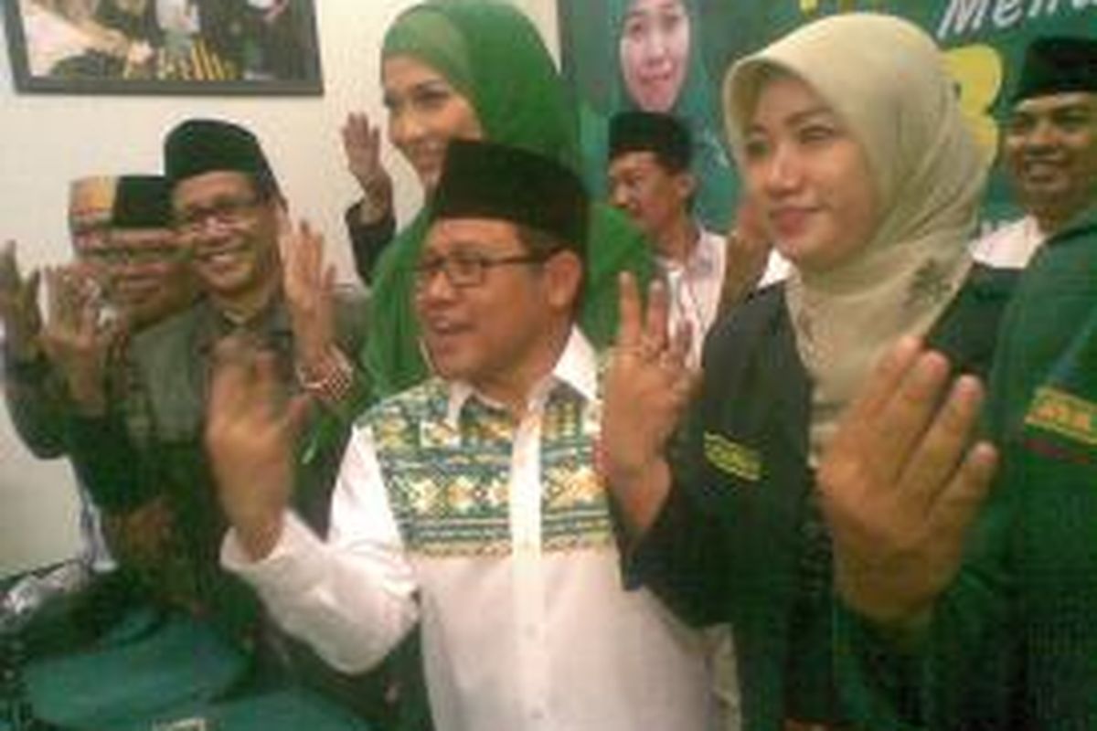 Para pengurus Partai Kebangkitan Bangsa (PKB) berkomitmen untuk all out mendukung pasangan Khofifah Indar Parawansah-Herman S Sumawiredja pada Pemilihan Gubernur Jatim 2013.