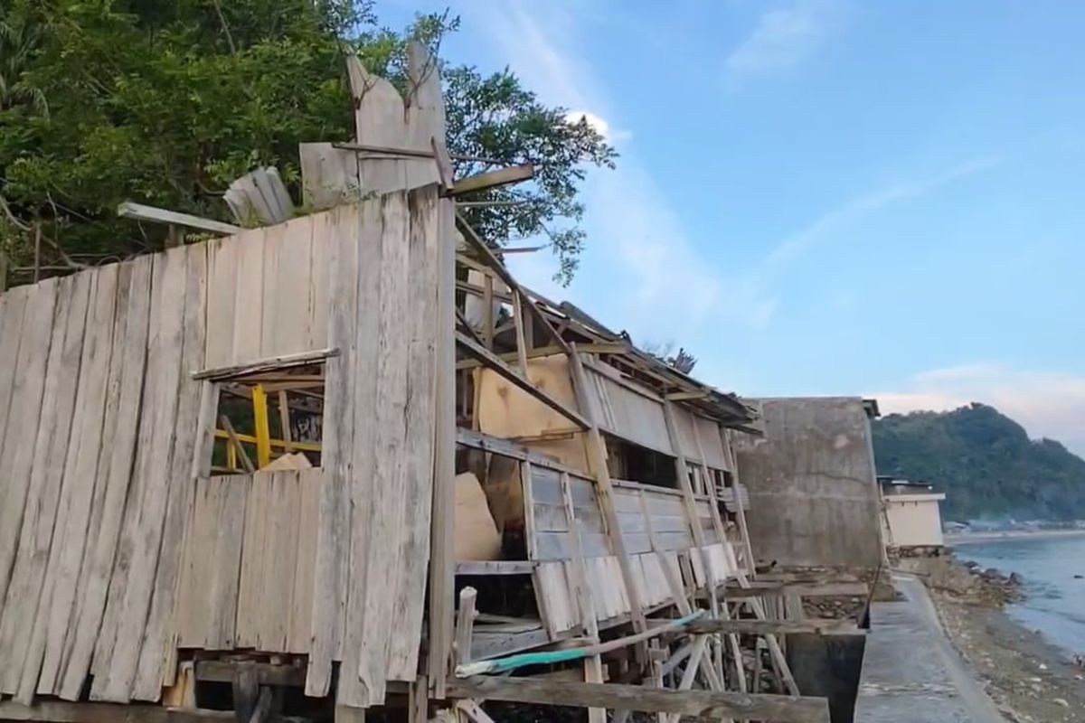Pemukiman Pesisir Pantai Majene Porak-Poranda Diterjang Puting Beliung, Rabu (30/4/2025).