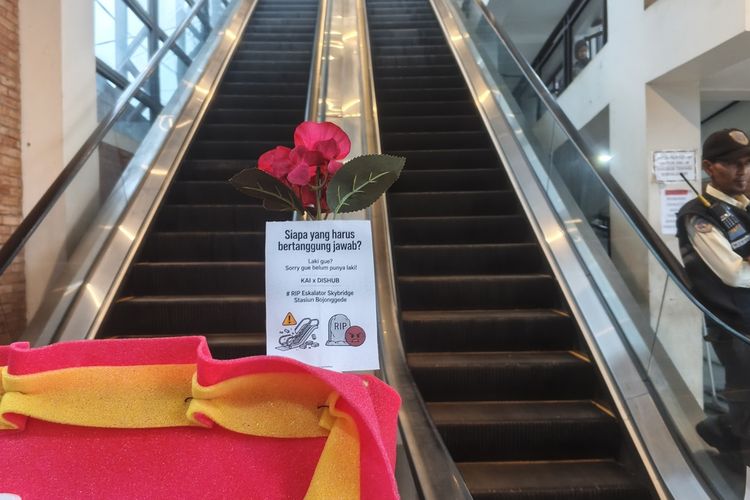 Warga Gelar Aksi Taruh Buket Bunga Skybridge Bojonggede, Protes Eskalator Mati Hampir Setahun