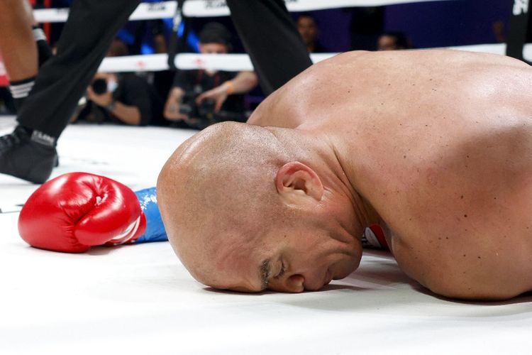 Eks petarung UFC Tito Ortiz tersungkur di kanvas setelah dipukul KO oleh Anderson Silva pada ronde pertama laga keduanya di Hollywood, Florida, 11 September 2021.