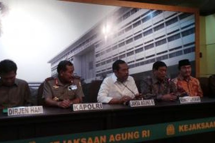 Konferensi pers mengenai penyelesaian kasus pelanggaran HAM berat di Kejaksaan Agung, Jakarta, Kamis (21/5/2015)