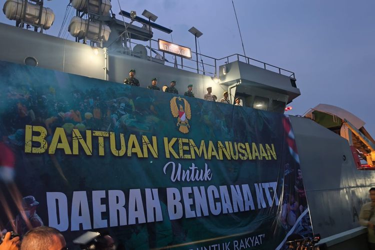TNI AD Kirim Kapal ke NTT, Angkut Ambulans, Truk, hingga BBM