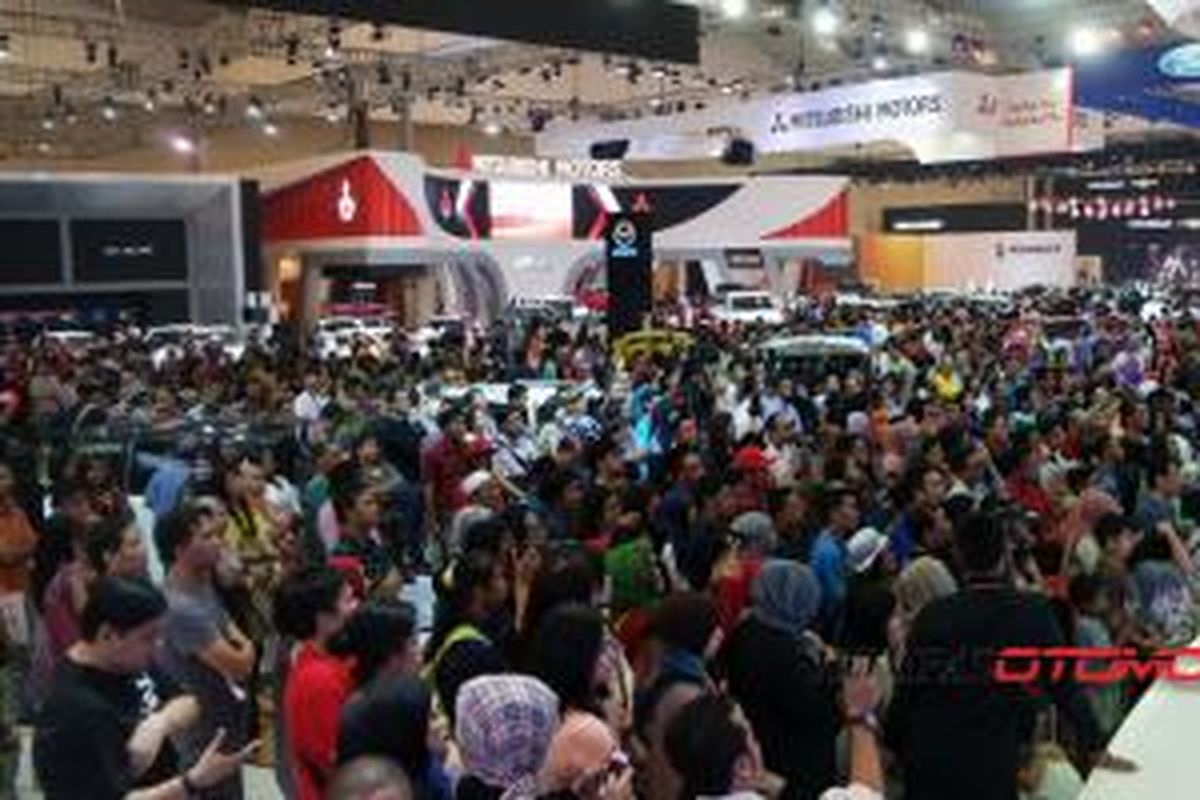 Suasana pengunjung Gaikindo Indonesia International Auto Show, Minggu (23/8/2015).