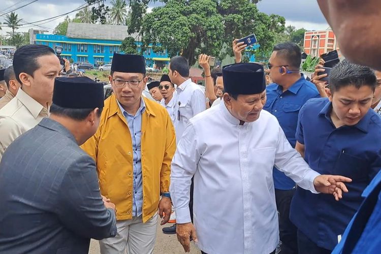 Capres nomor urut 2 Prabowo Subianto mendatangi Ponpes Miftahul Huda di Tasikmalaya, Jawa Barat, Sabtu (2/12/2023). 