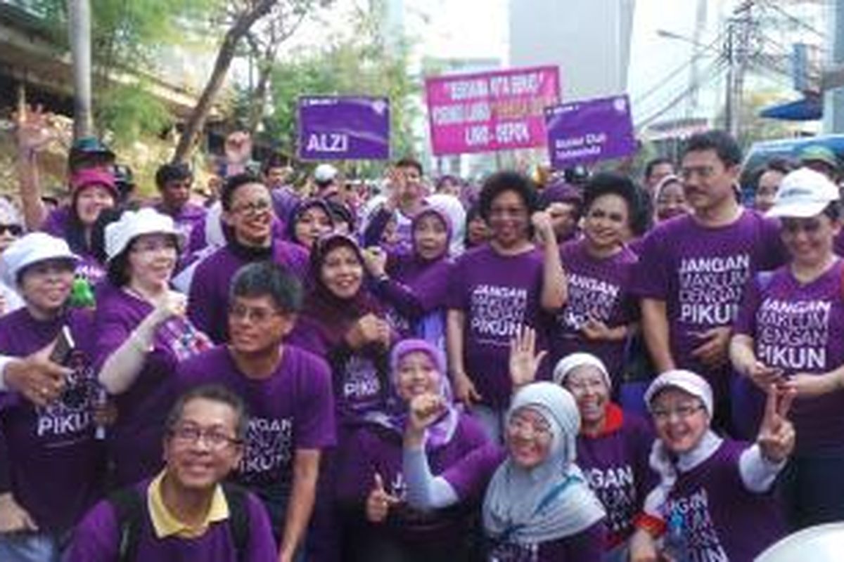 Menteri Kesehatan Nafsiah Mboi mengikuti Jalan Sehat Peduli Alzheimer di Jalan MH Thamrin, Jakarta, Minggu (21/9/2014).