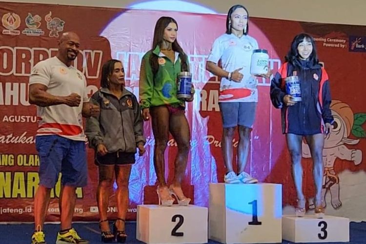 Atlet binaraga perempuan Kabupaten Banyumas, Nurani Lukita Martini saat meraih medali emas pada ajang Porprov Jateng 2023.