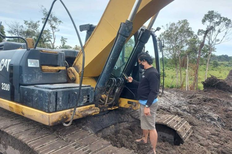 Satu ekskavator yang diamankan dari penambang timah di Parittiga, Bangka Barat.